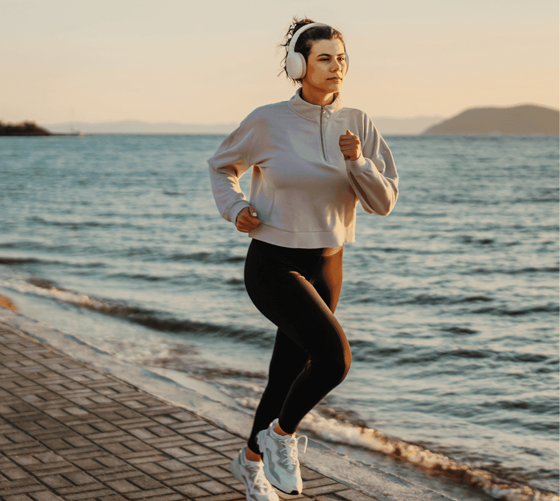 Mulher correndo na orla - Estilo de vida saudável e longevidade